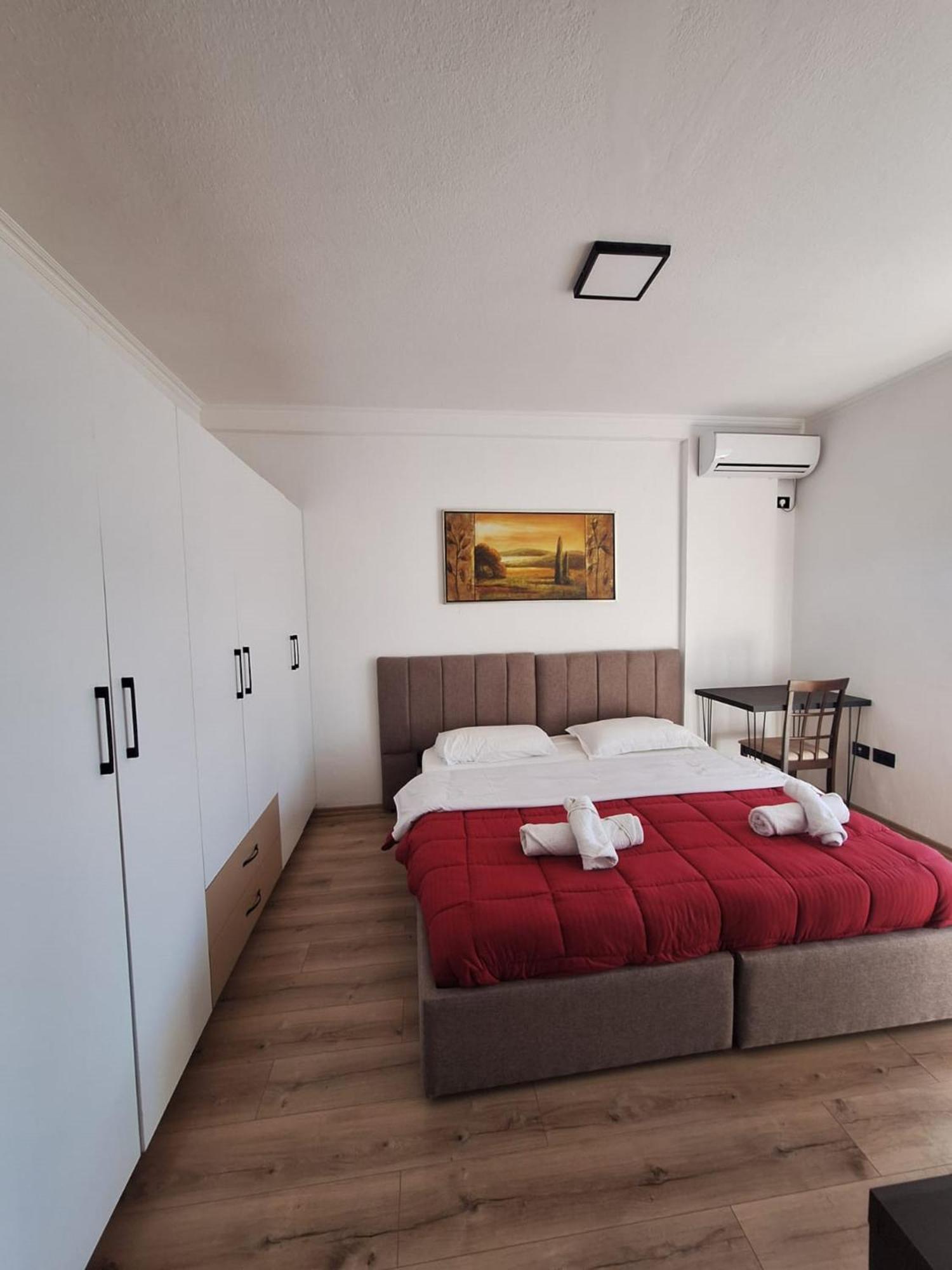 Albania Apartment Near Tirana City Center Double Or Twin Bed المظهر الخارجي الصورة